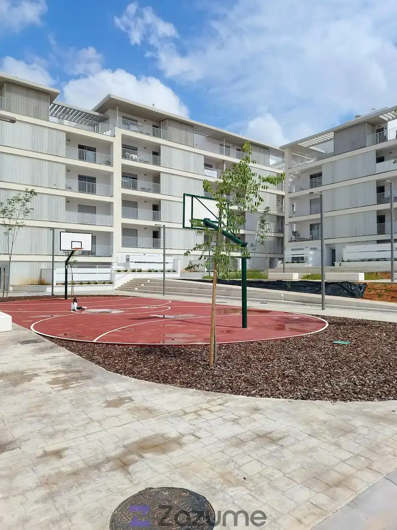 Parkplatz von Wohnung zur Miete in Dos Hermanas mit Klimaanlage, Heizung und Privatgarten
