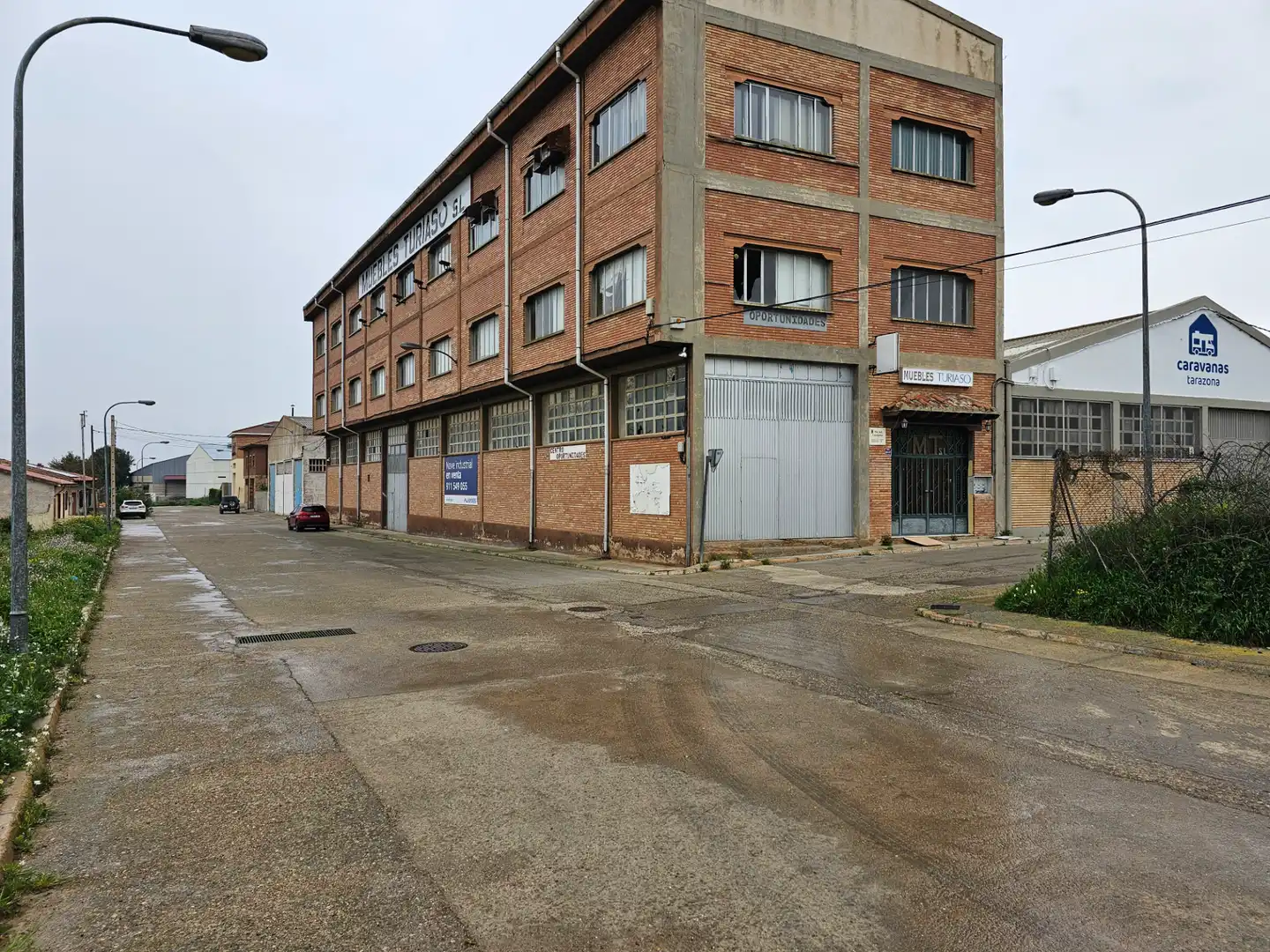 Außenansicht von Fabrikhallen zum Verkauf in Tarazona mit Alarm