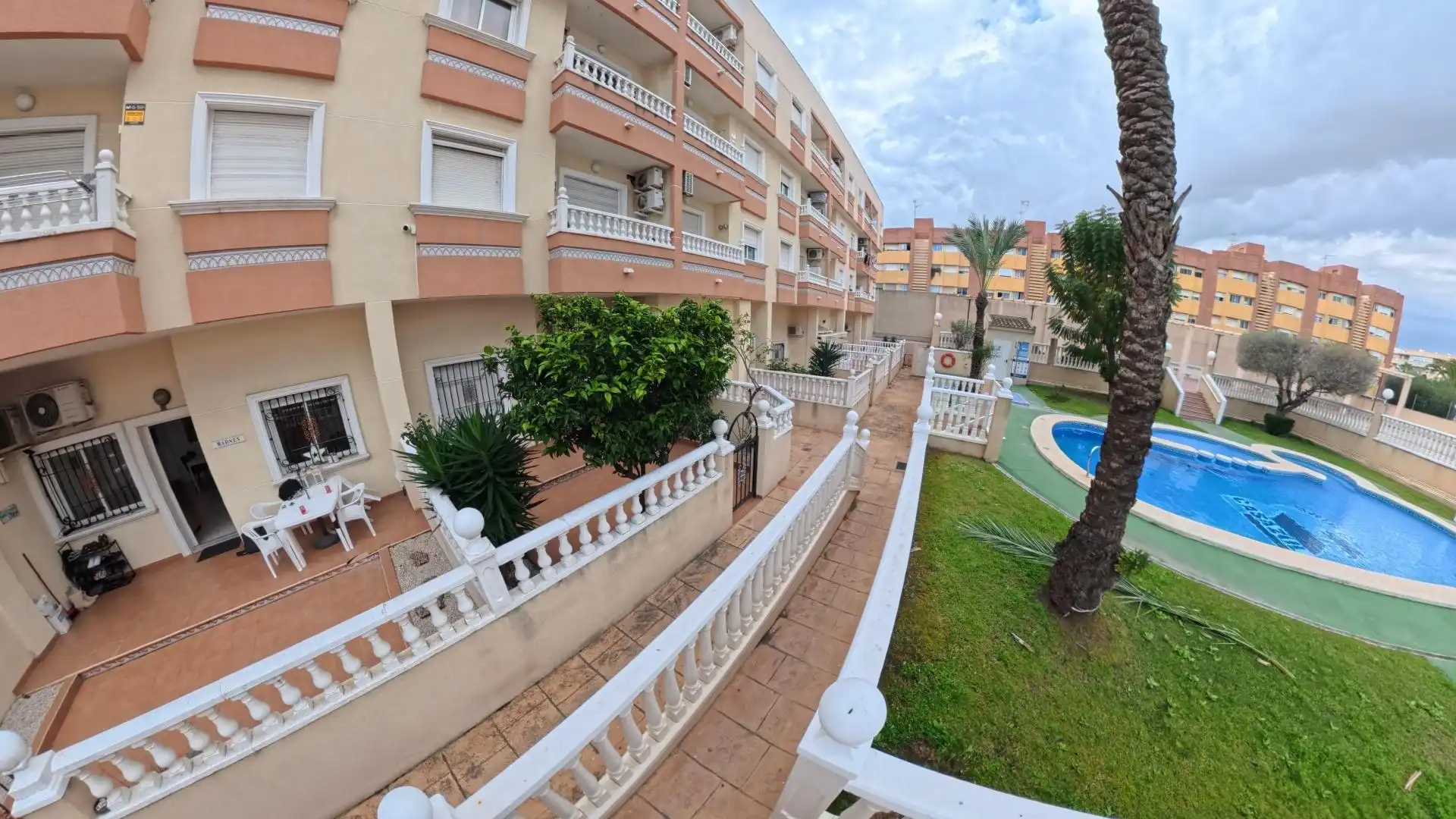 Vista exterior de Planta baixa en venda en Torrevieja amb Aire condicionat, Terrassa i Moblat