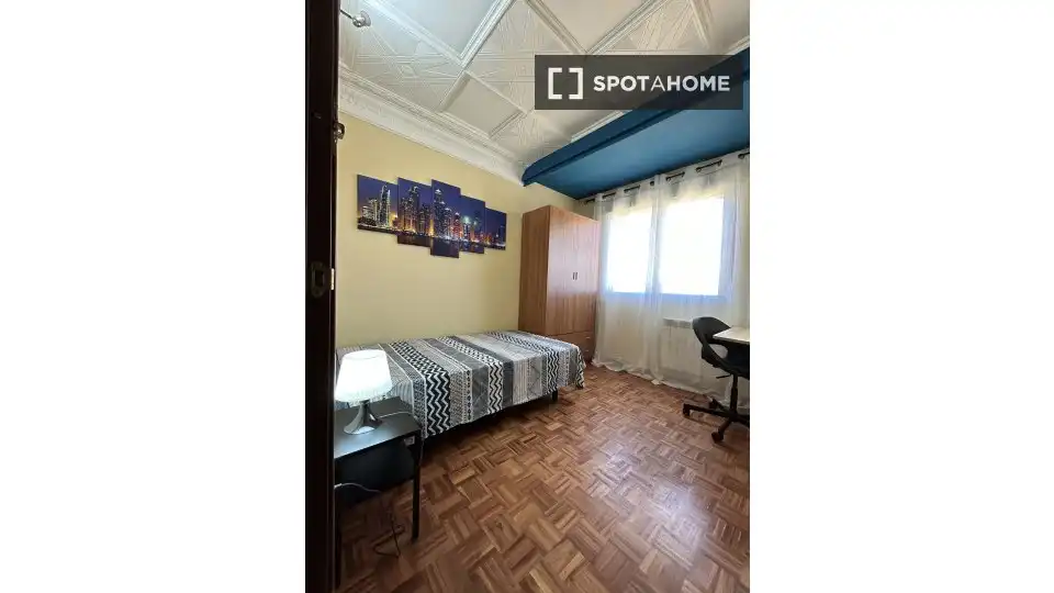 Habitación de Piso de alquiler en Alcalá de Henares con Aire acondicionado, Calefacción y Amueblado