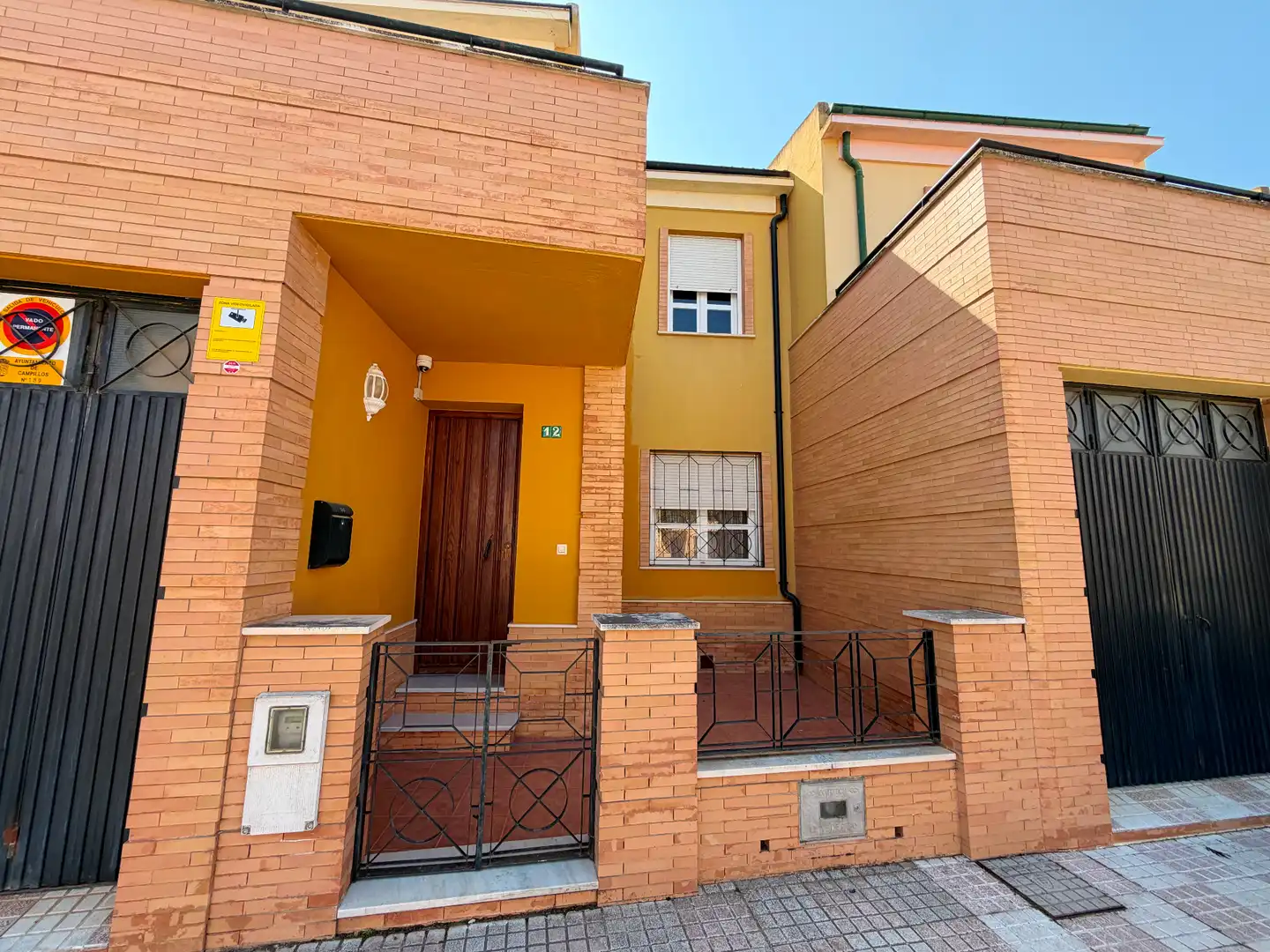 Vista exterior de Casa adosada en venda en Campillos amb Terrassa i Traster