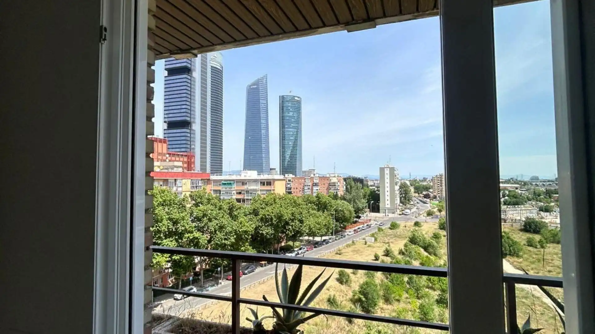 Vista exterior de Piso de alquiler en Madrid con Calefacción, Jardín privado y Terraza