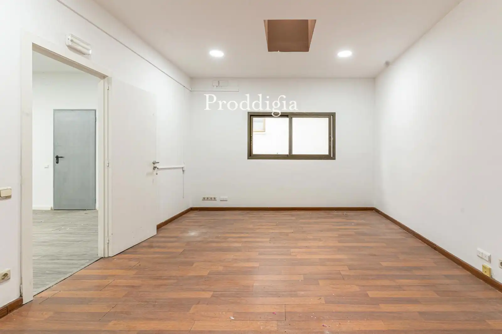 Office for sale in Barcelona  with Air Conditioner