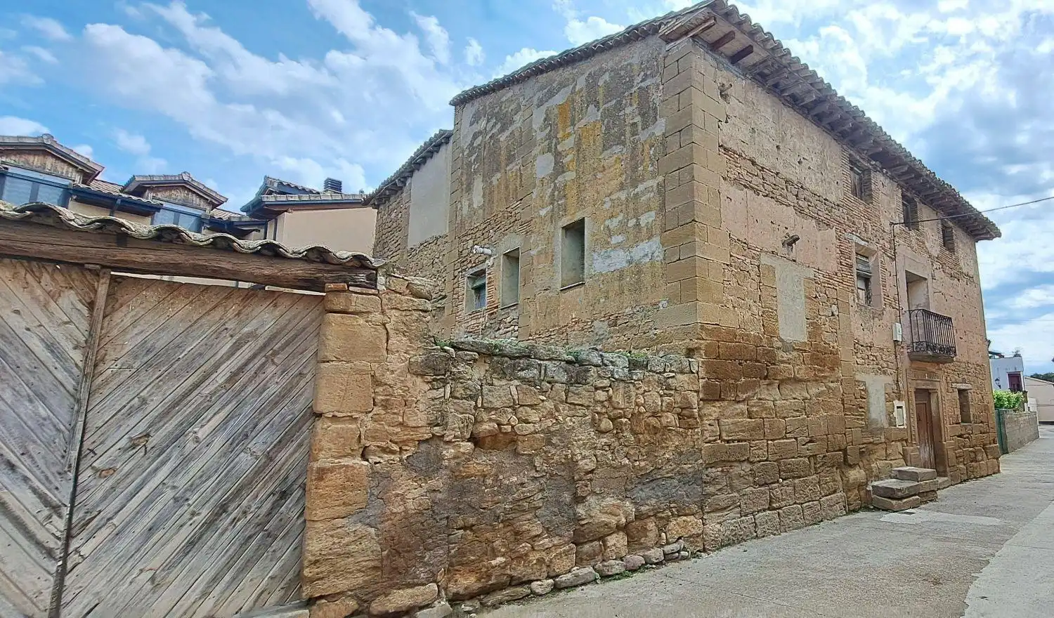 Vista exterior de Casa o xalet en venda en  Huesca Capital amb Jardí privat, Traster i Balcó