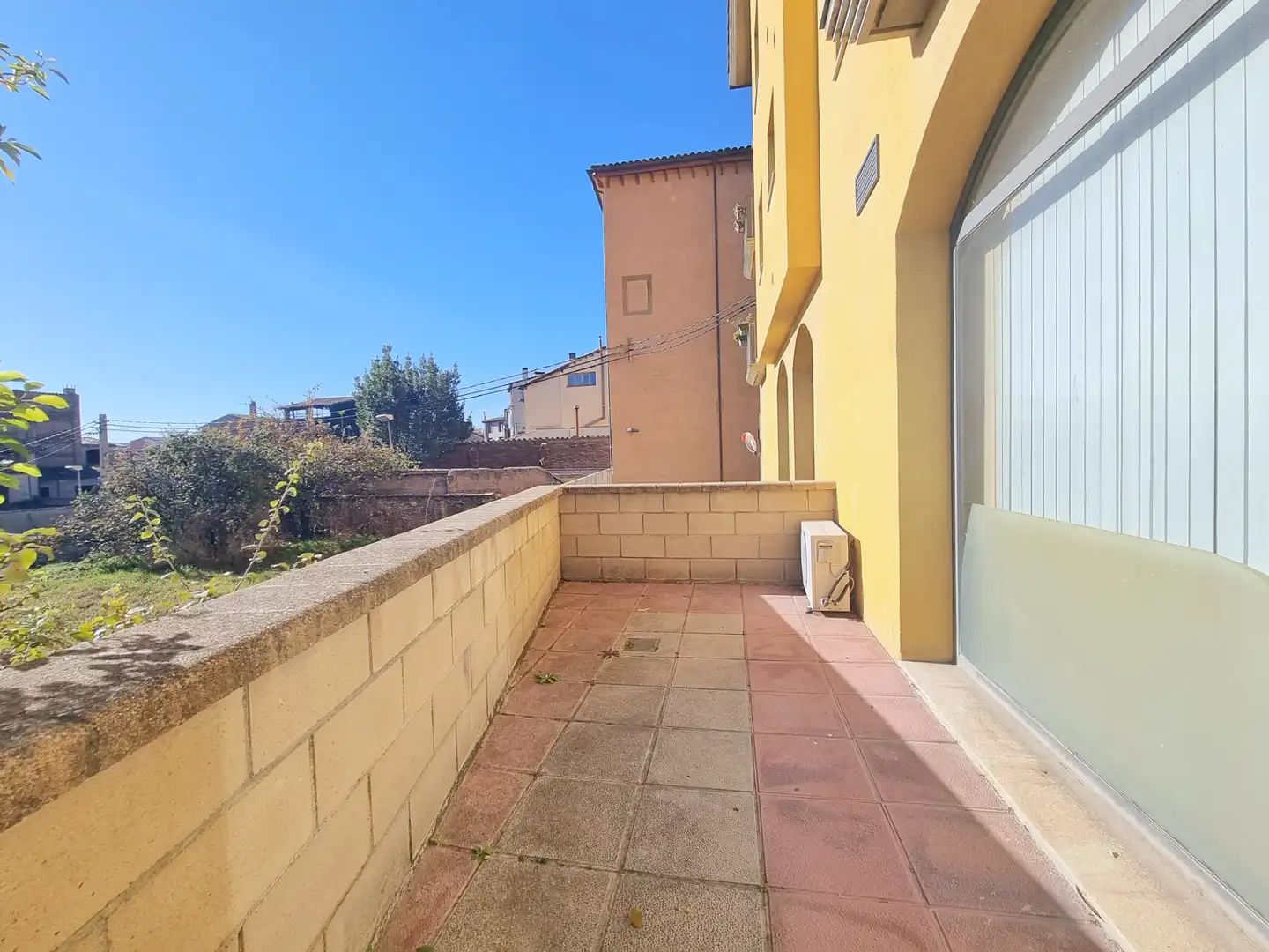 Vista exterior de Local en venda en Vic amb Aire condicionat, Calefacció i Terrassa