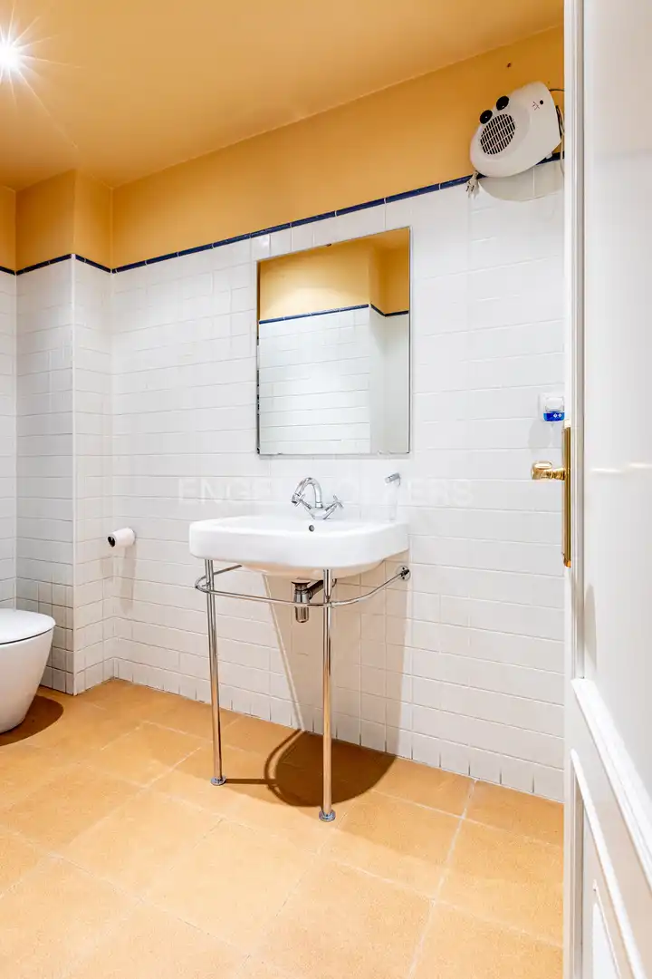 Bathroom of Flat for sale in Sevilla  with Air Conditioner and Heating