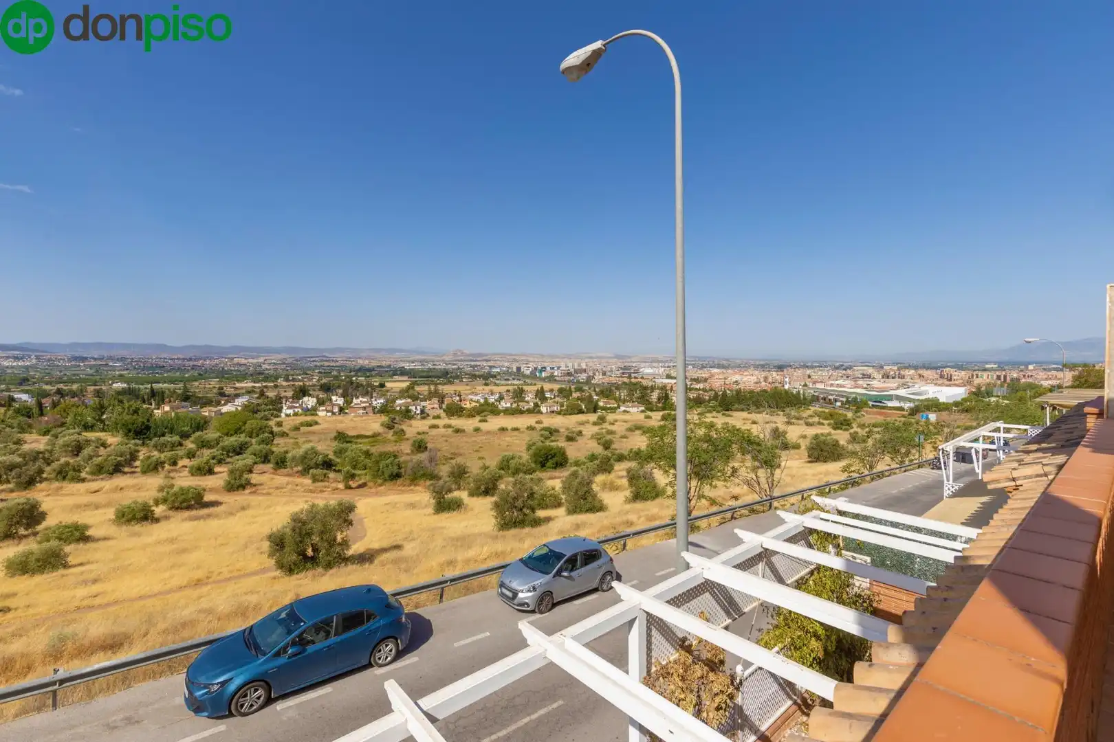Außenansicht von Einfamilien-Reihenhaus zum Verkauf in Granada mit Klimaanlage, Heizung und Terrasse