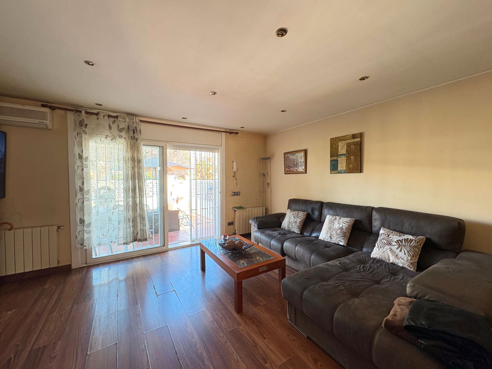 Sala de estar de Casa adosada en venta en Cubelles con Aire acondicionado, Calefacción y Jardín privado