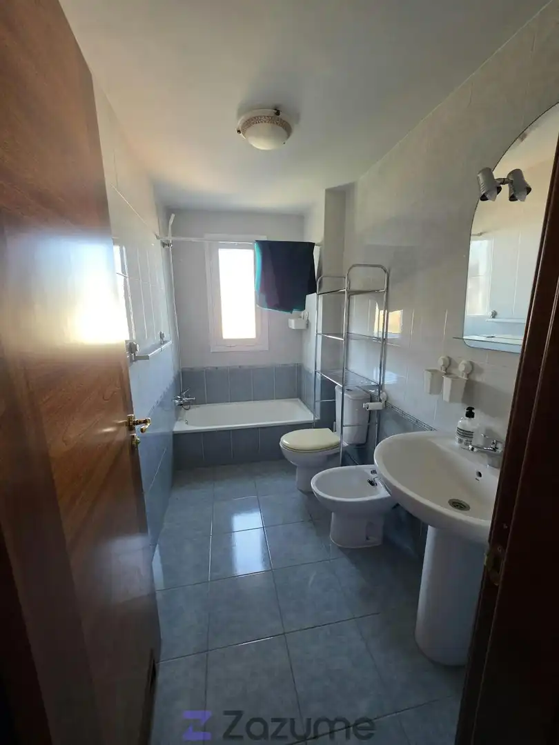Baño de Piso de alquiler en Santa Cruz de Tenerife con Terraza, Horno y Lavadora