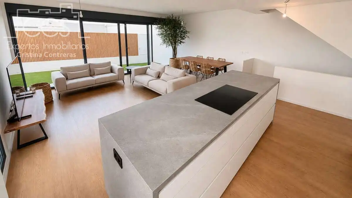 Cuina de Casa adosada en venda en Mairena del Aljarafe amb Aire condicionat, Terrassa i Traster