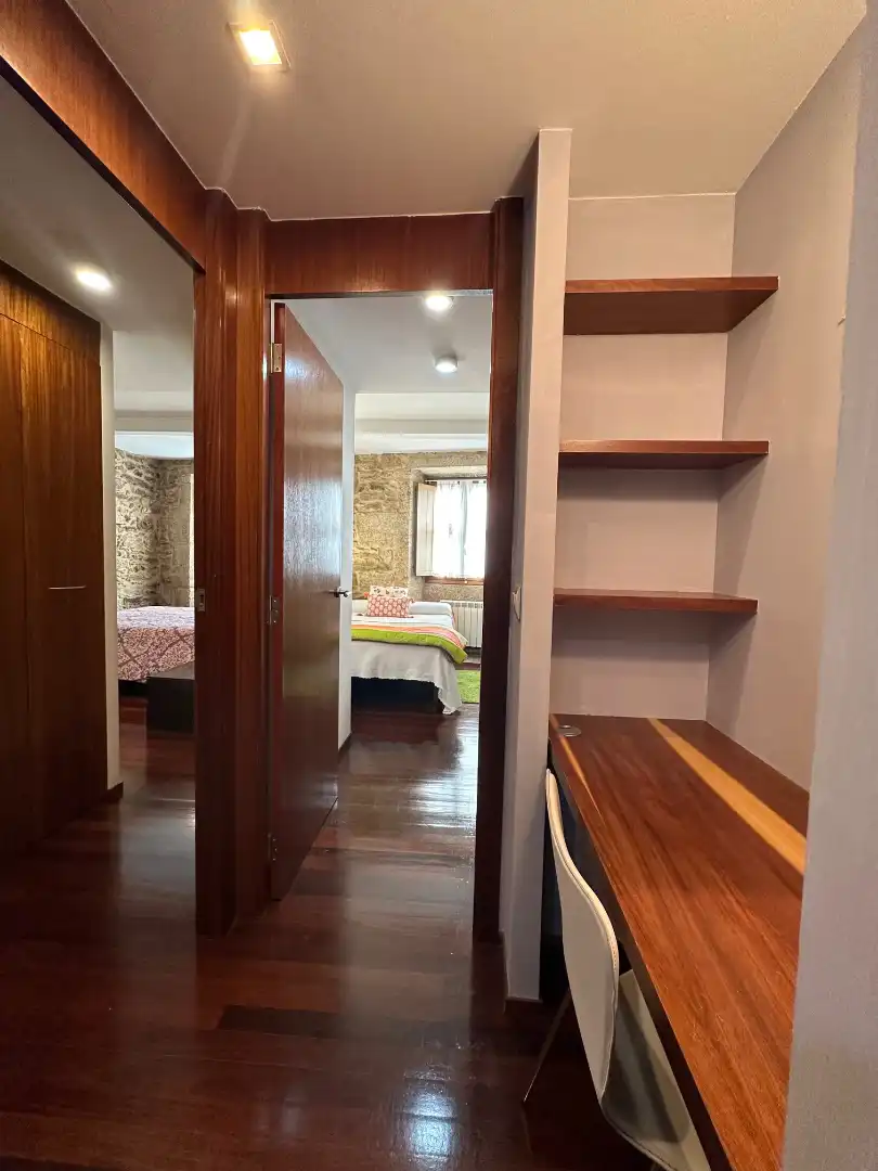 Schlafzimmer von Wohnungen zur Miete in Santiago de Compostela  mit Heizung, Privatgarten und Parkett