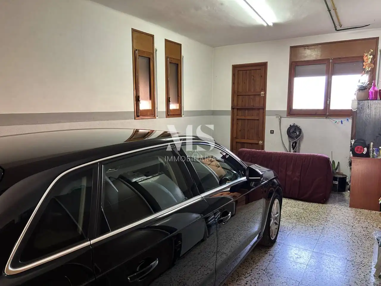Aparcament de Casa adosada en venda en Vic amb Aire condicionat, Calefacció i Jardí privat