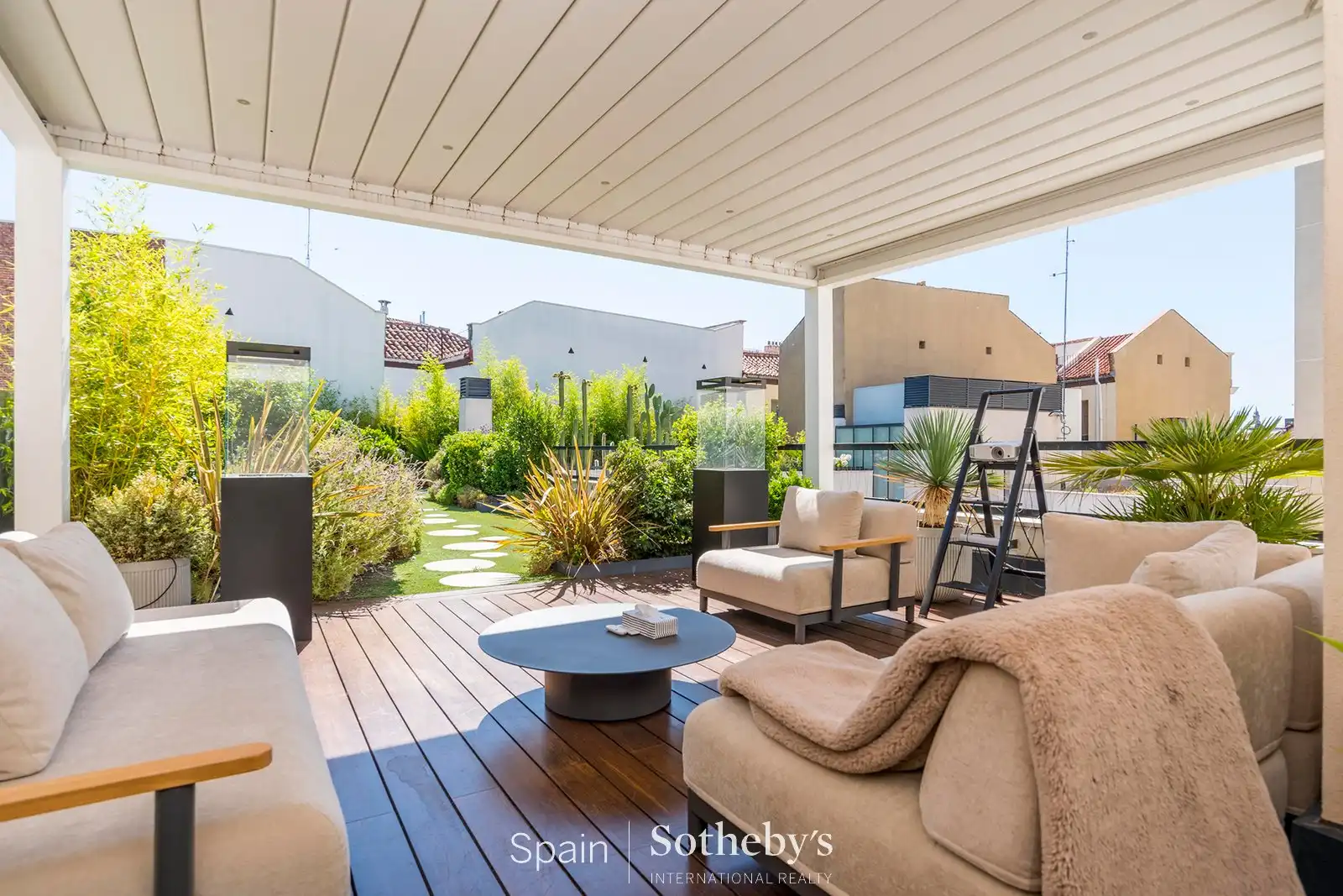 Terraza de Ático en venta en Madrid con Aire acondicionado, Calefacción y Jardín privado