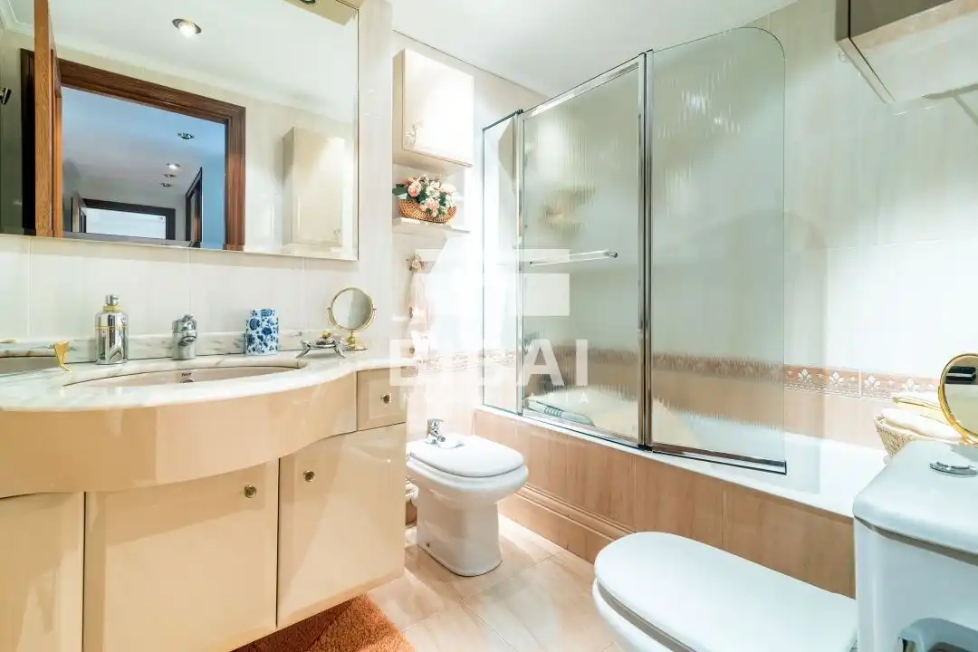 Badezimmer von Wohnung zum Verkauf in Arrasate / Mondragón mit Heizung, Terrasse und Balkon