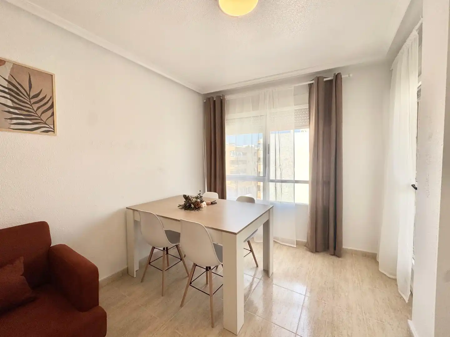 Menjador de Apartament de lloguer en Guardamar del Segura amb Aire condicionat, Moblat i Rentadora