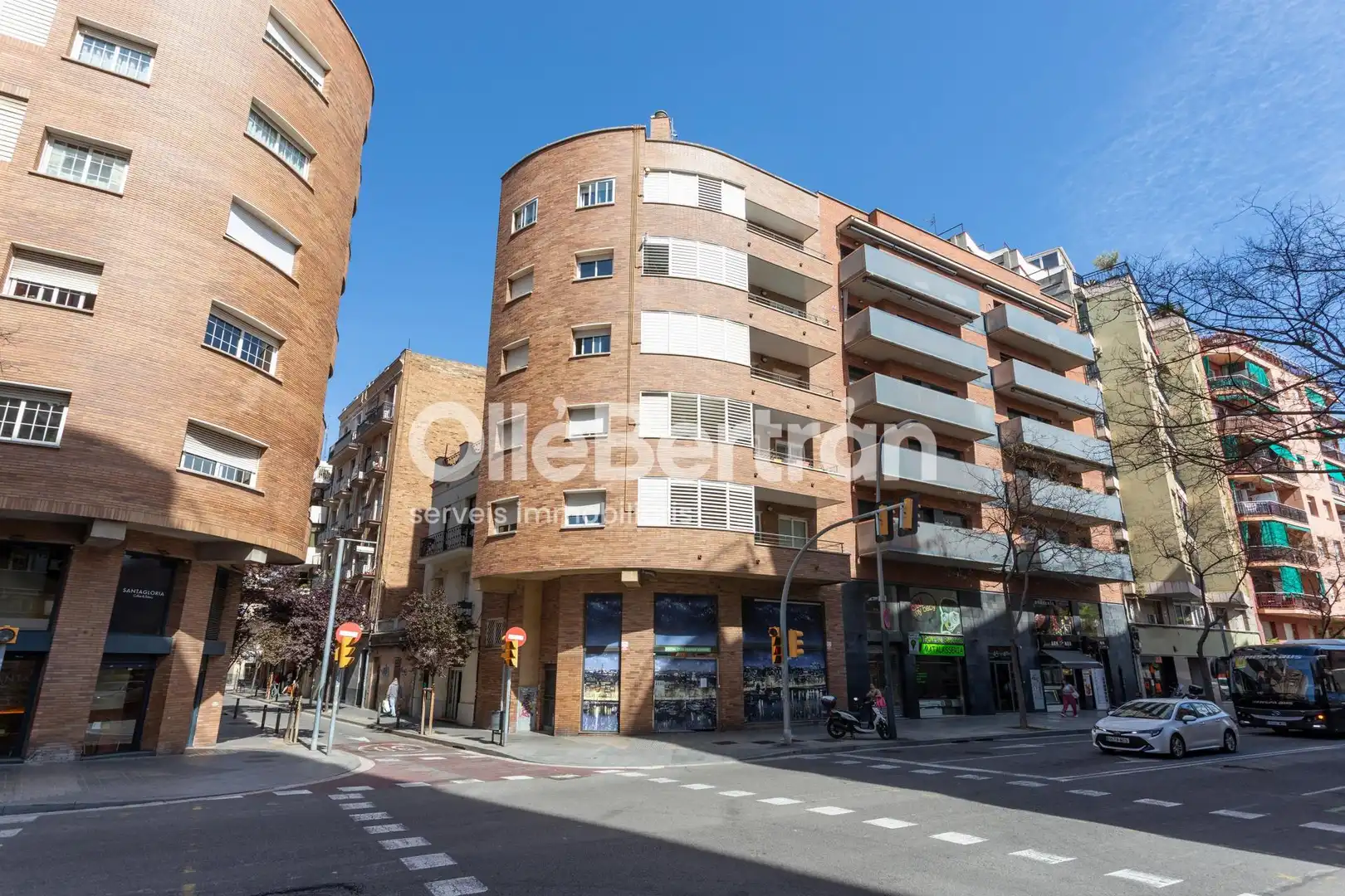 Vista exterior de Piso en venta en Barcelona con Calefacción, Horno y TV