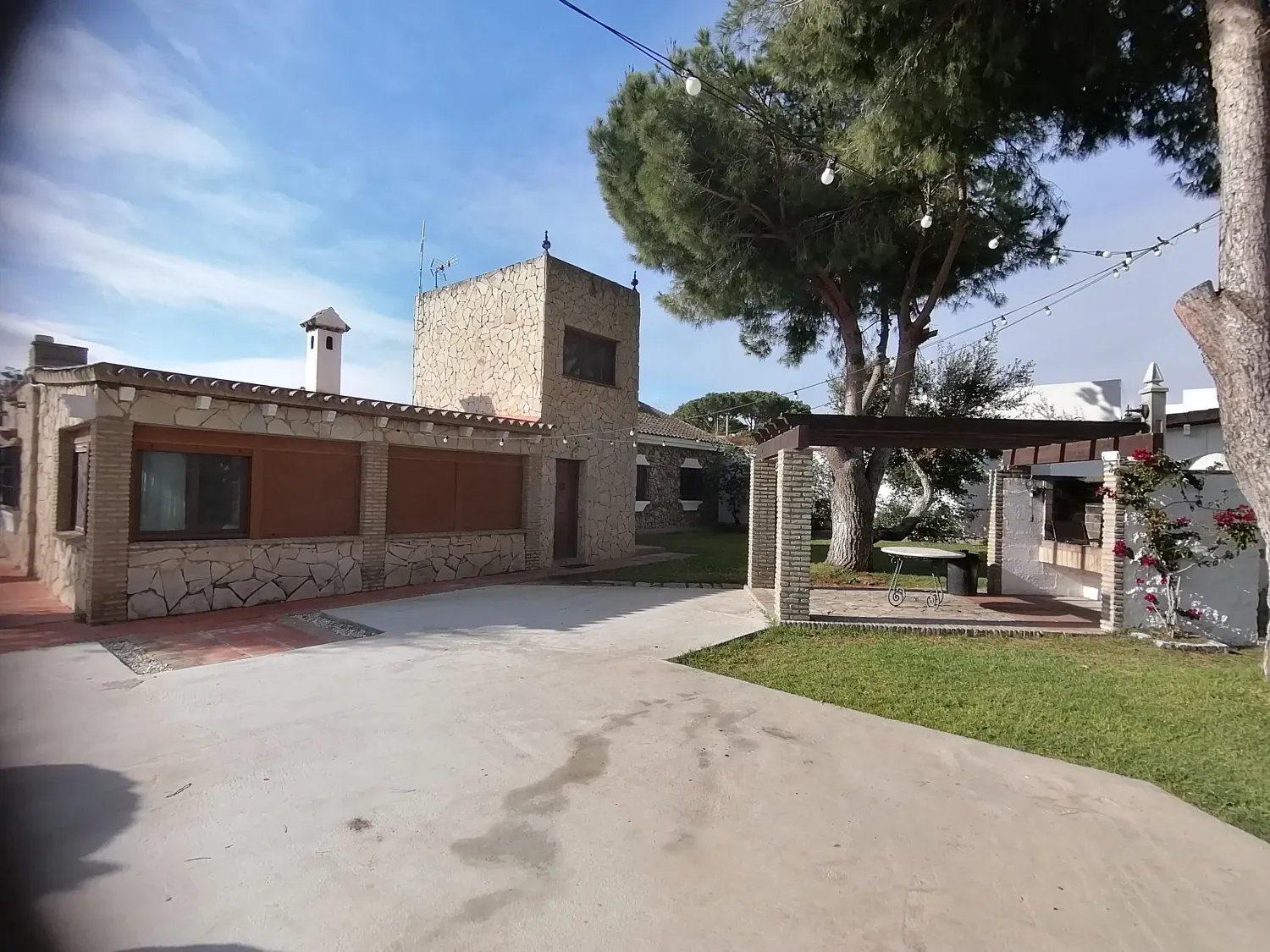 Vista exterior de Casa o xalet en venda en Chiclana de la Frontera amb Traster, Piscina i Forn