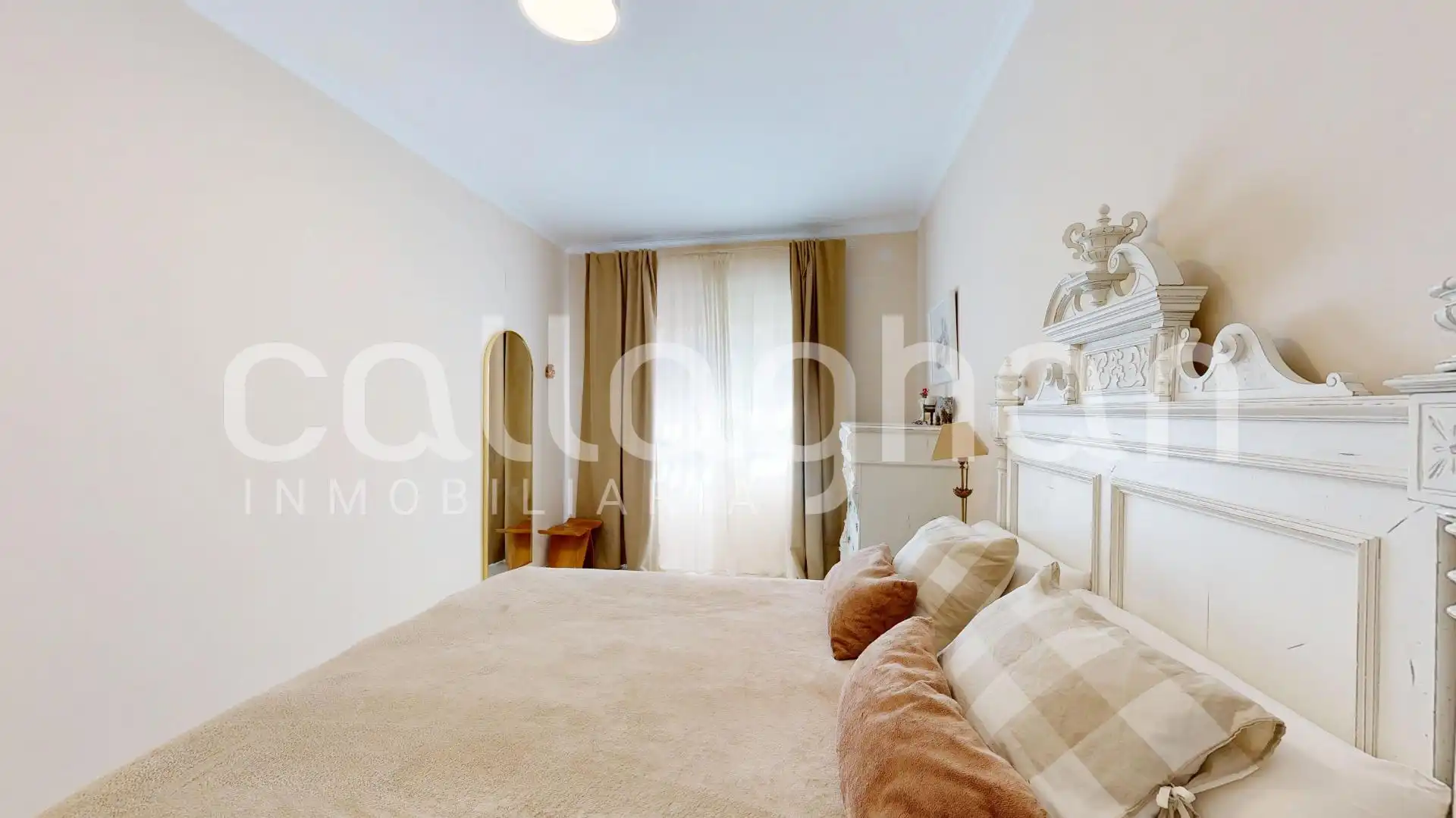 Bedroom of Ground floor for sale in Valencia  with Air Conditioner, Private garden and Storage room