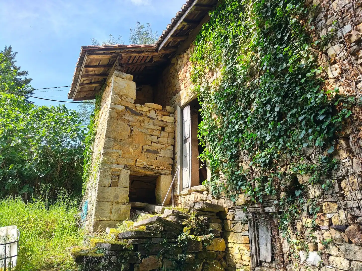 Vista exterior de Casa o xalet en venda en Salas amb Terrassa i Piscina