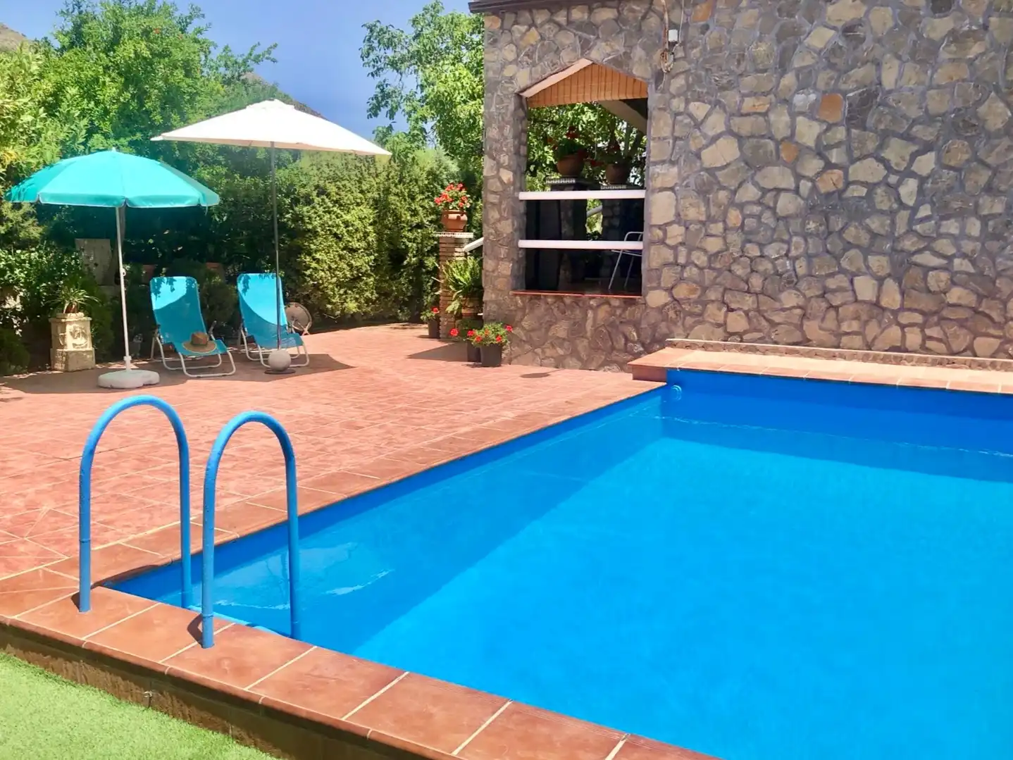 Piscina de Finca rústica en venda en Huelma, Jaén