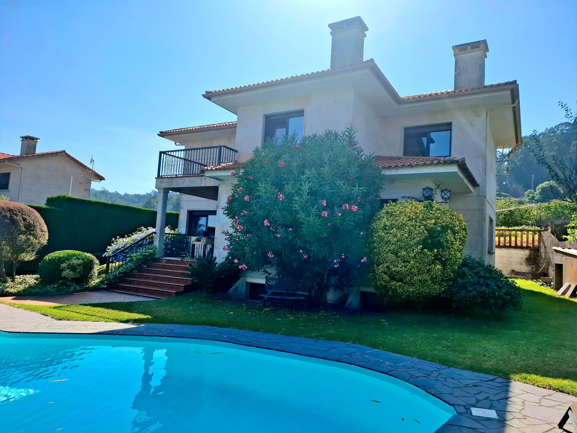 Vista exterior de Casa o xalet en venda en Tui amb Calefacció, Jardí privat i Terrassa