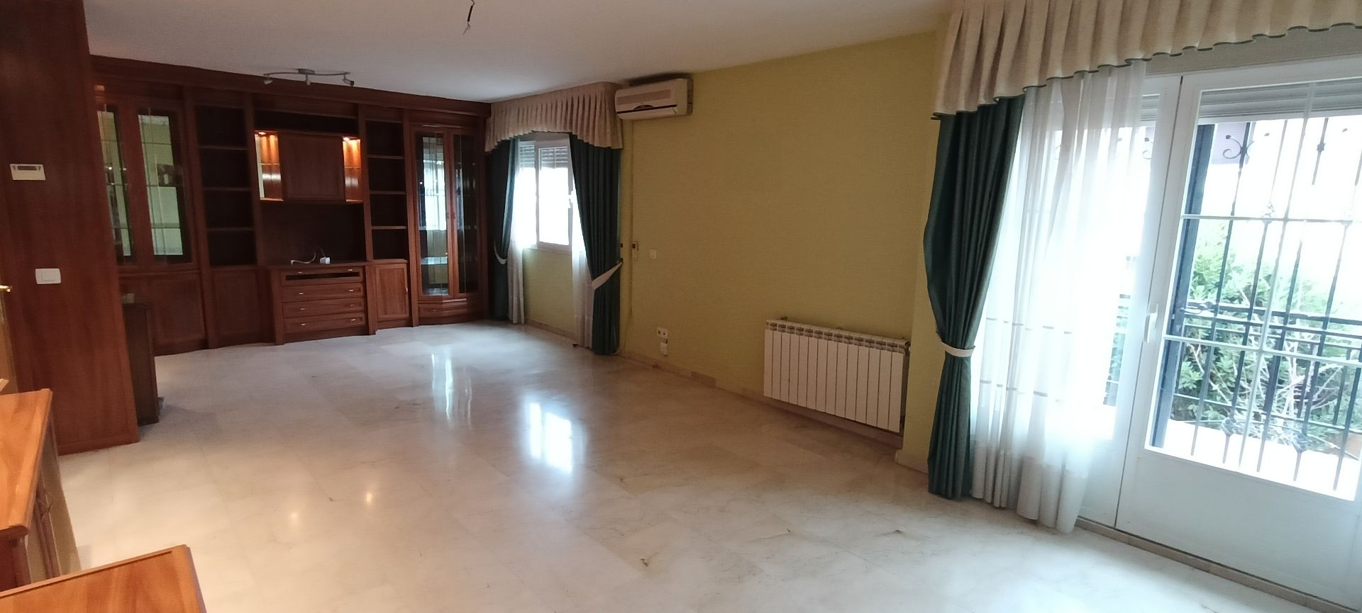 Sala d'estar de Casa adosada en venda en Parla amb Calefacció, Jardí privat i Terrassa