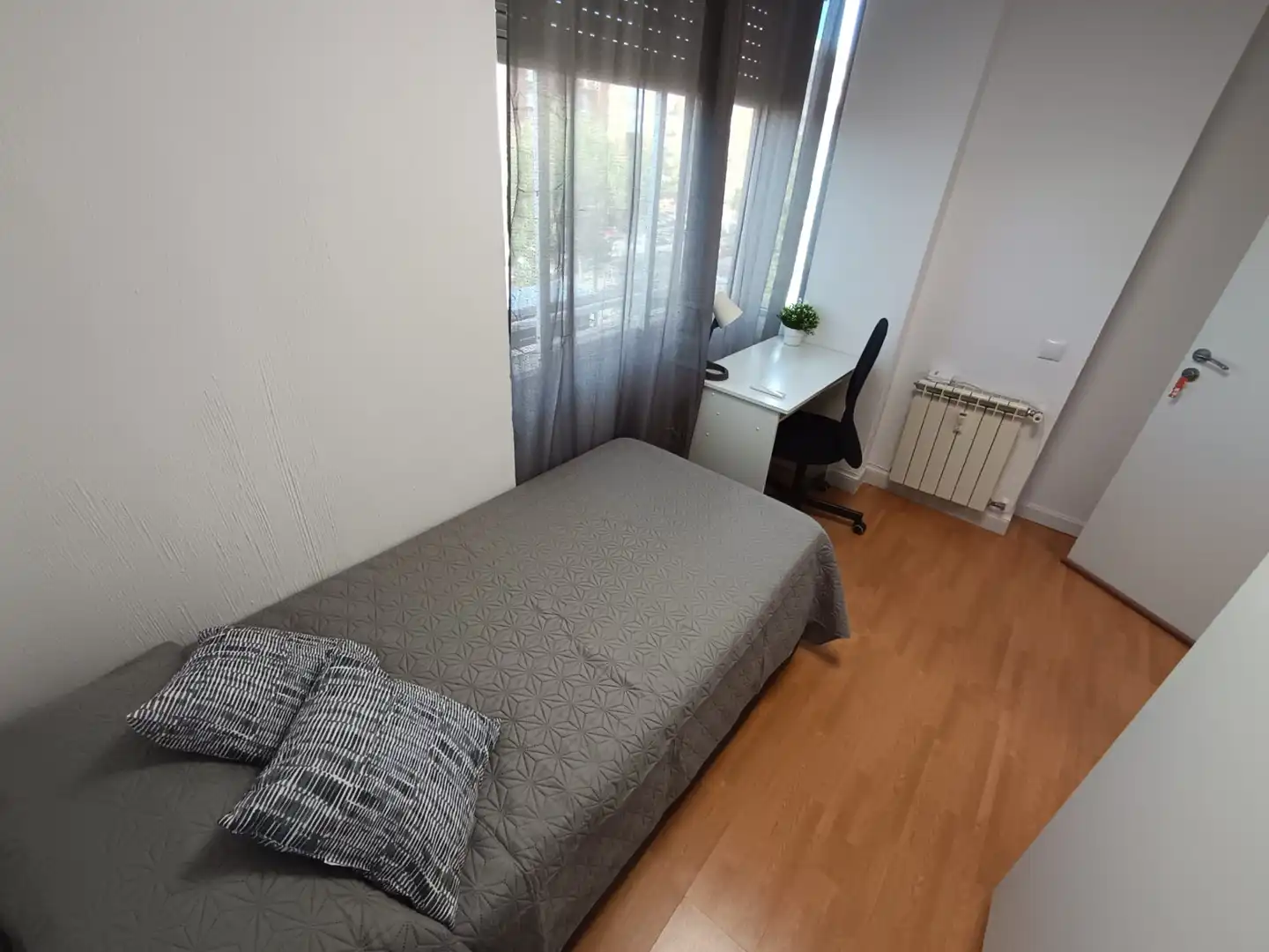 Habitación de Piso para compartir en Madrid con Amueblado, Lavadora y Microondas