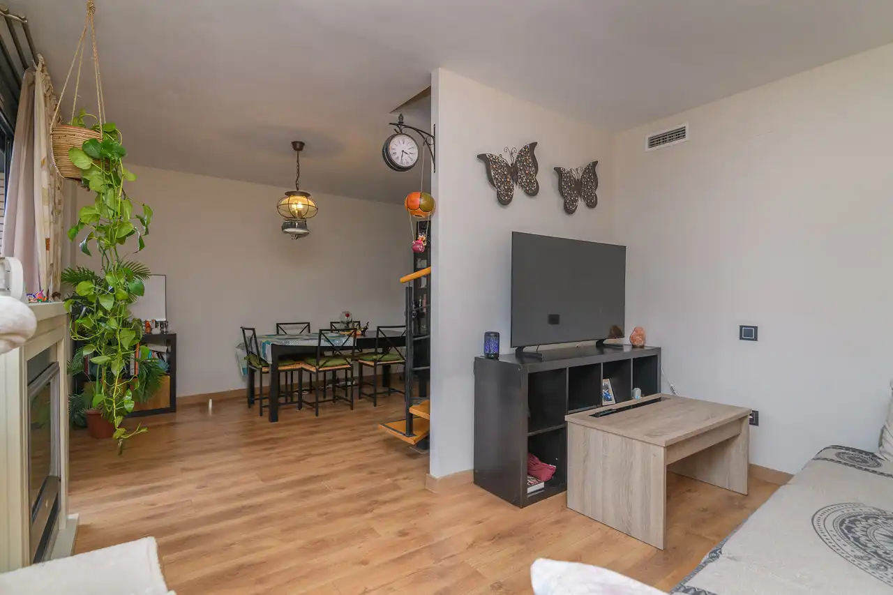 Sala d'estar de Dúplex en venda en Gavà amb Aire condicionat, Calefacció i Parquet