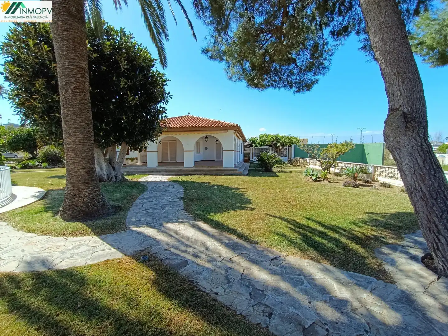 Vista exterior de Casa o xalet en venda en Vinaròs amb Jardí privat, Terrassa i Traster