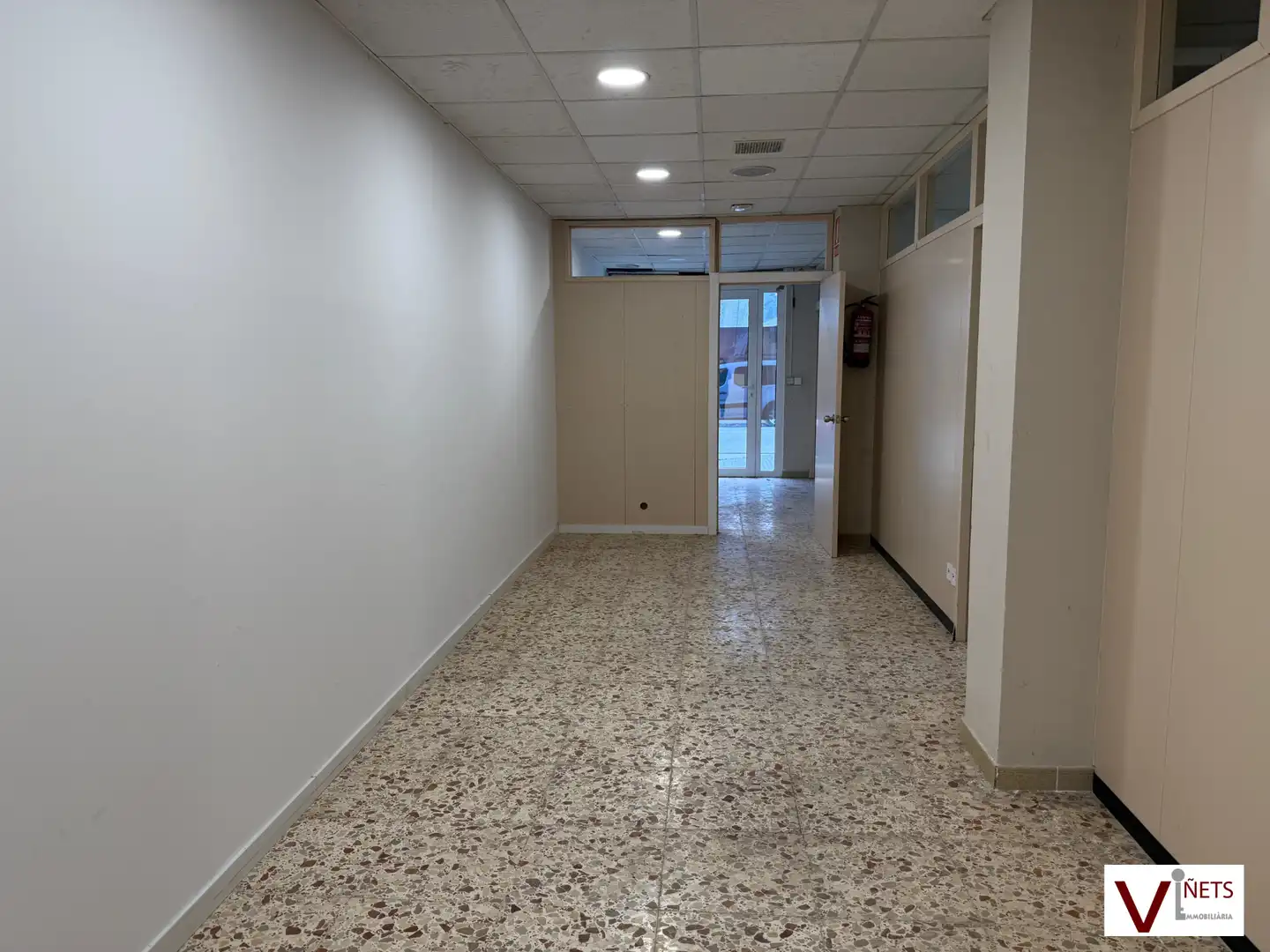 Local comercial en alquiler en Carrer Calàbria, imagen 2