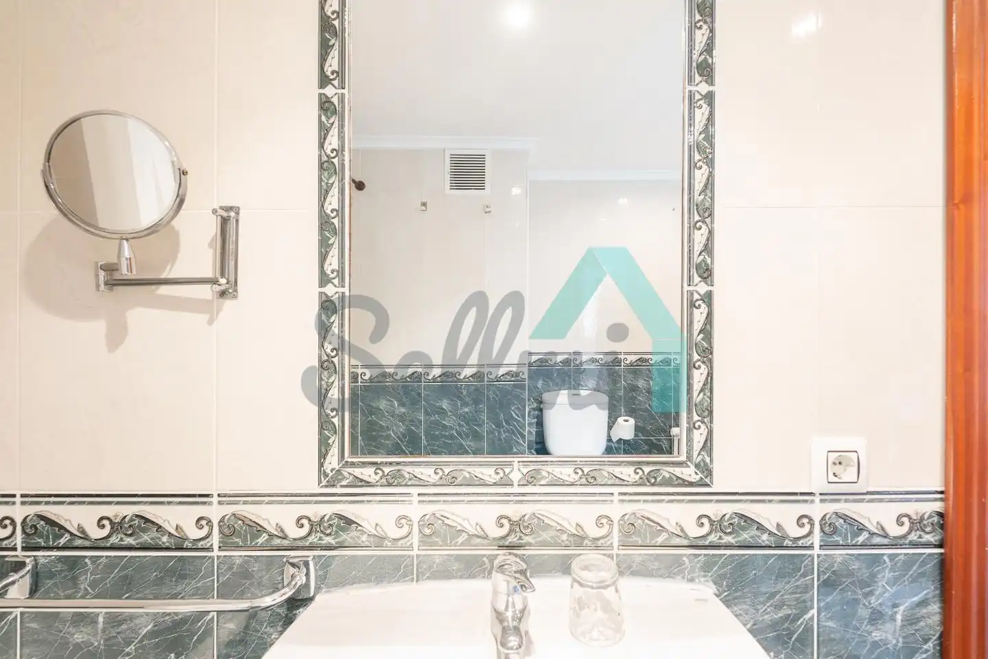 Baño de Piso en venta en Oviedo  con Calefacción