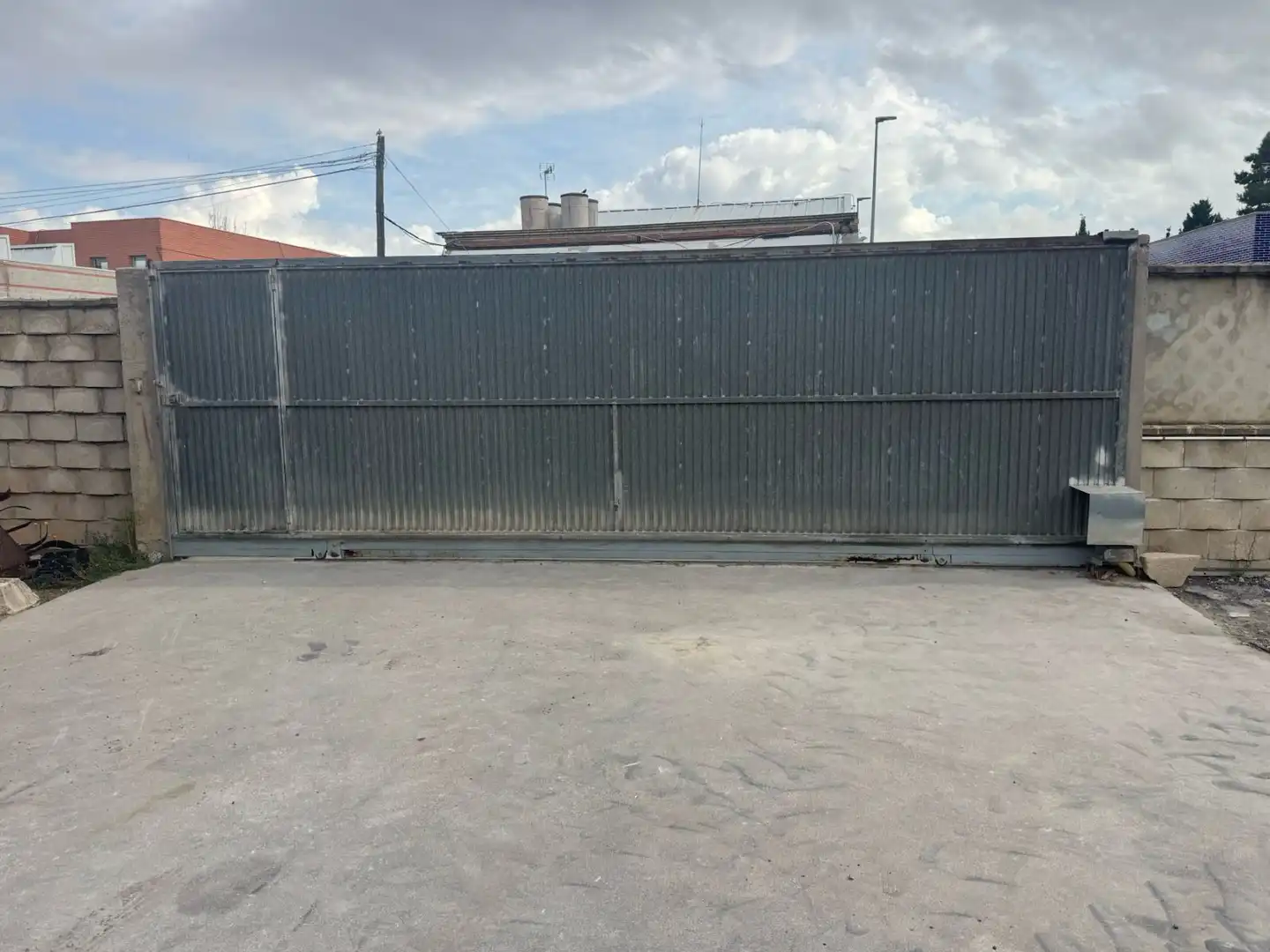 Parkplatz von Fabrikhallen zum Verkauf in Sueca