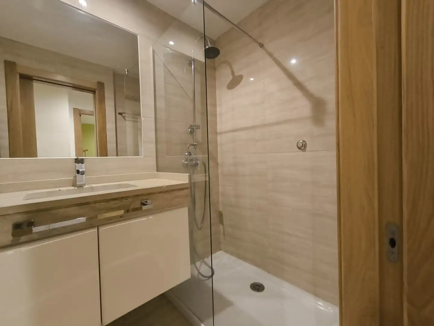 Bathroom of Flat for rent in Santiago de Compostela   with Heating, Parquet flooring and Furnished