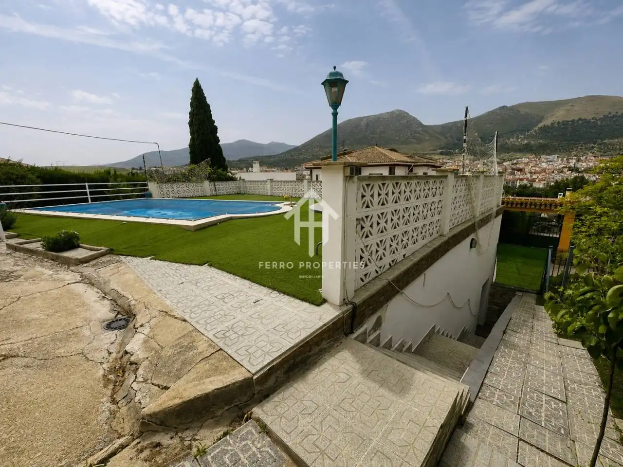 Vista exterior de Casa o xalet en venda en Loja amb Aire condicionat, Jardí privat i Terrassa