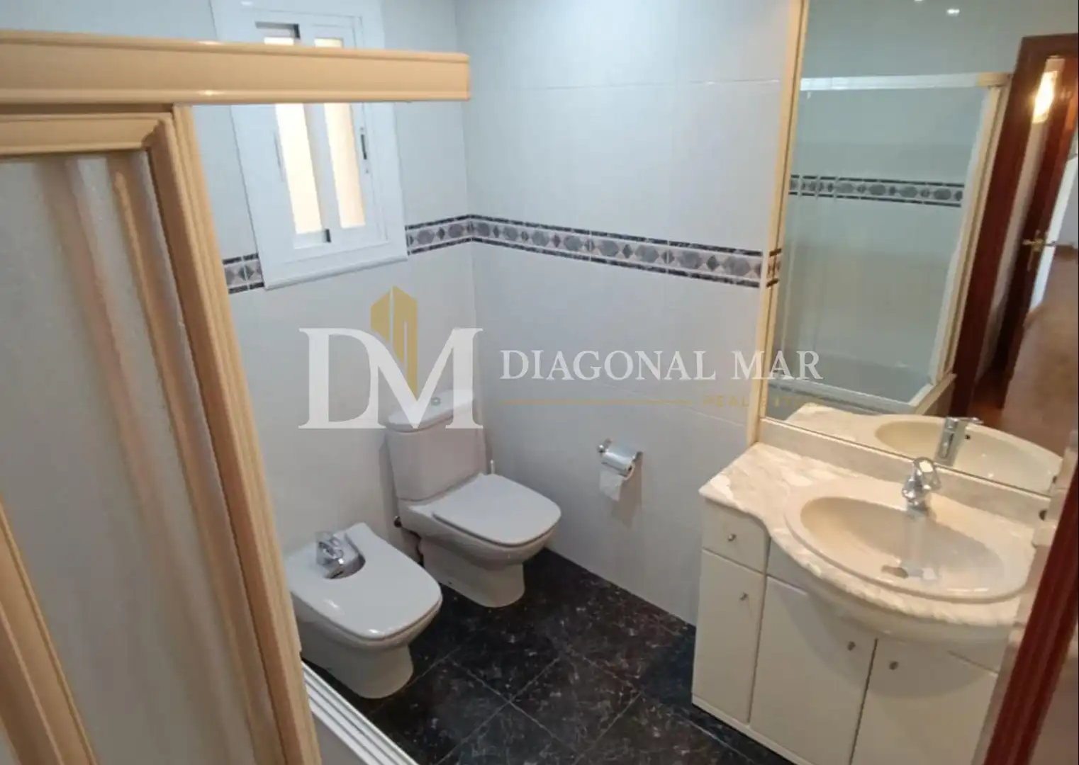 Badezimmer von Wohnung zum Verkauf in Barcelona mit Heizung, Abstellraum und Balkon