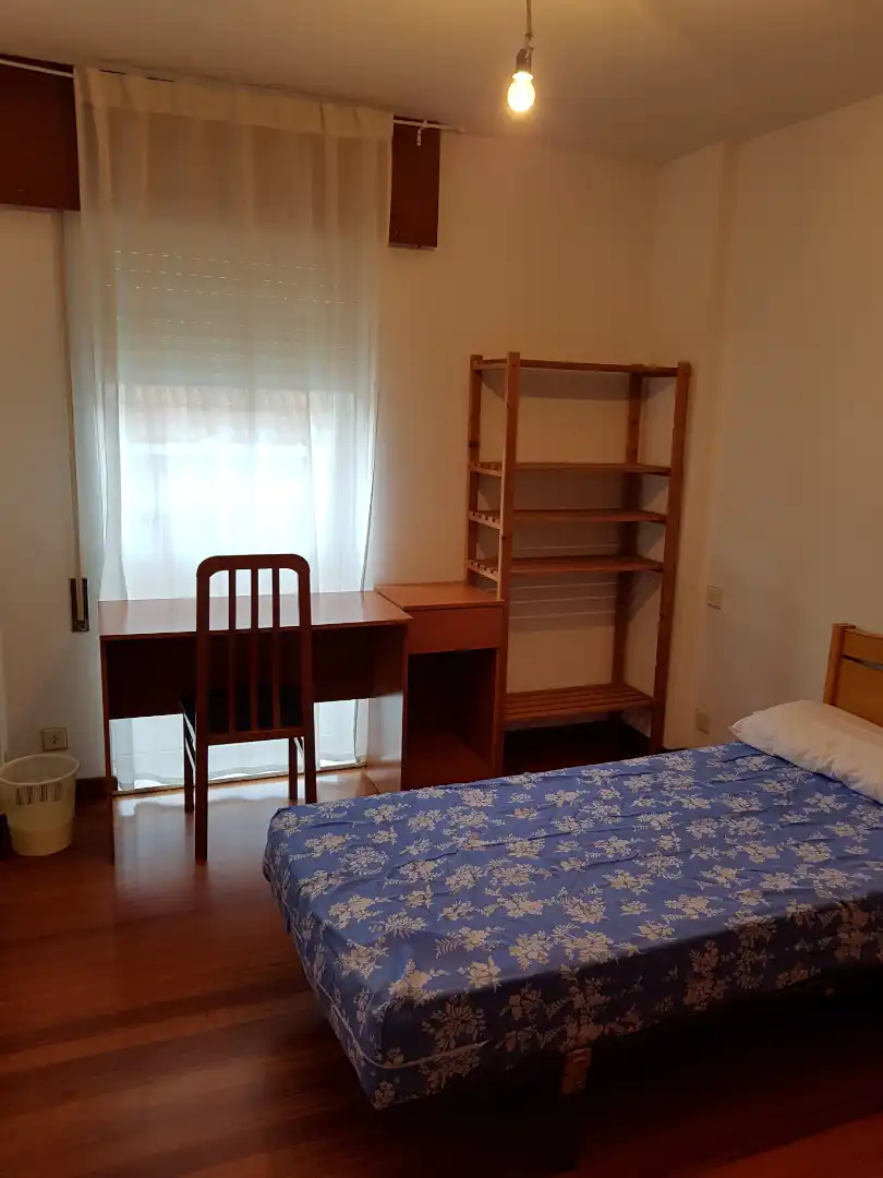 Habitación de Piso de alquiler en Santiago de Compostela  con Calefacción, Parquet y Amueblado