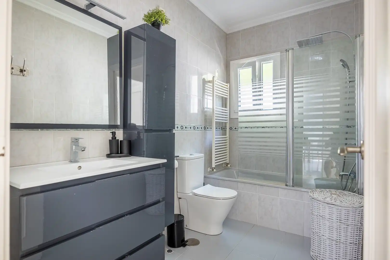 Bathroom of Houses for sale in Espartinas  with Air Conditioner, Heating and Swimming Pool