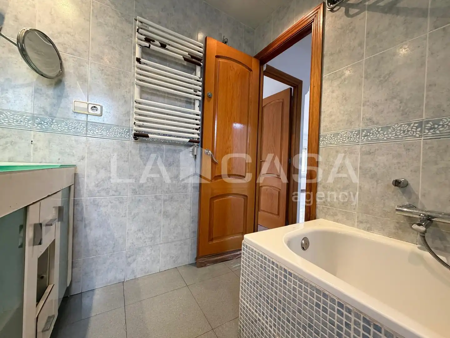 Badezimmer von Dachboden zum Verkauf in Centre