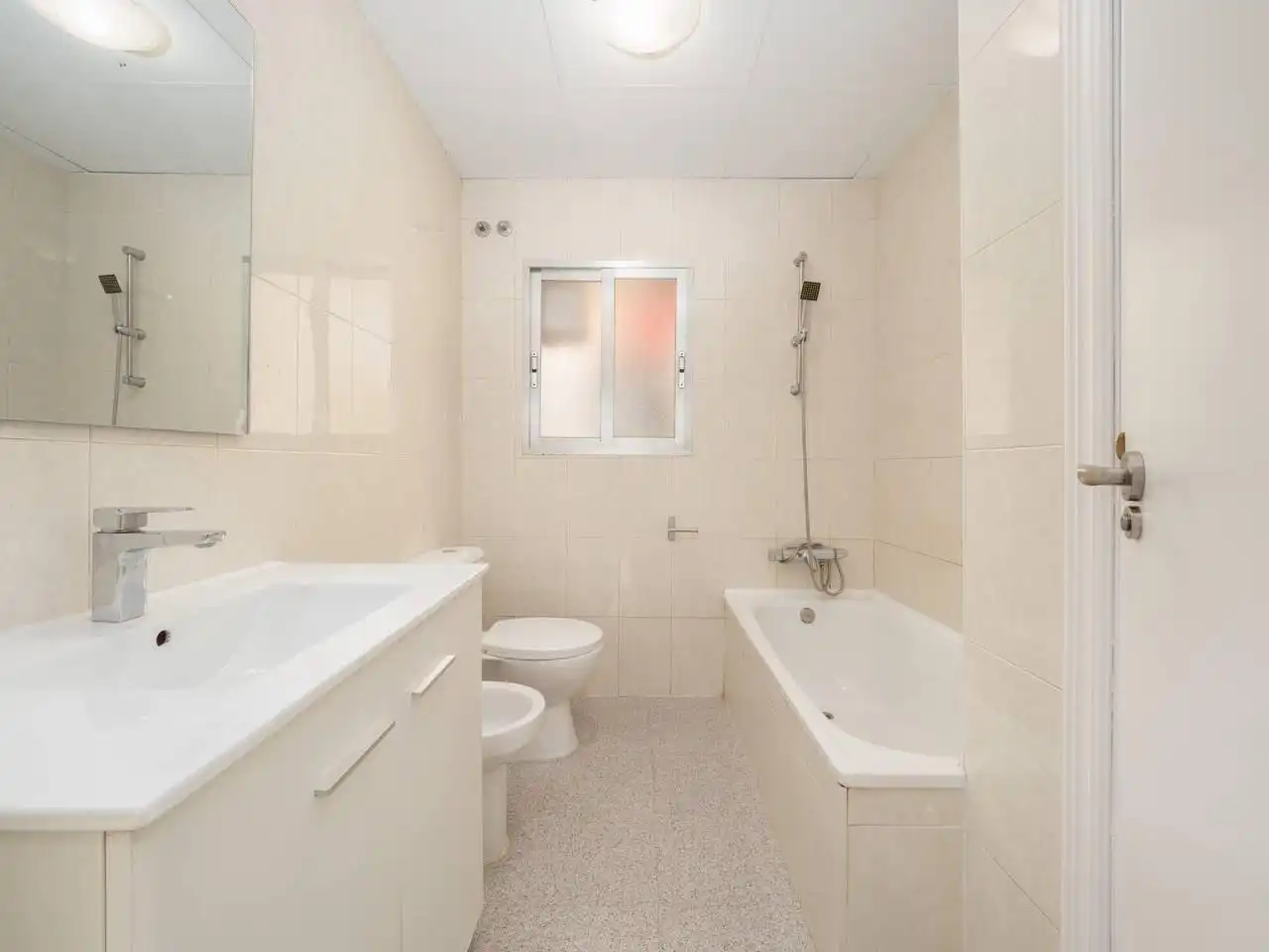 Badezimmer von Wohnungen zur Miete in Burjassot mit Terrasse, Abstellraum und Balkon
