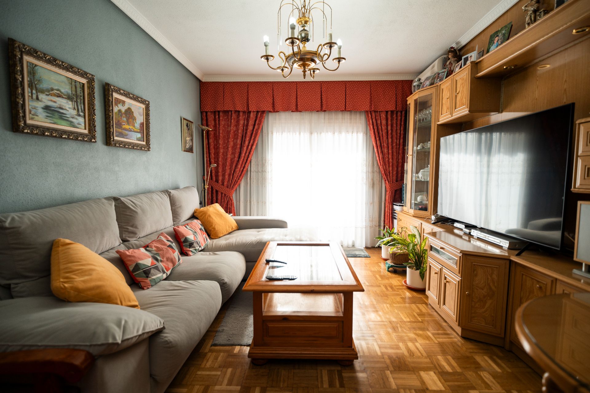 Sala d'estar de Pis en venda en  Madrid Capital amb Calefacció, Parquet i Terrassa