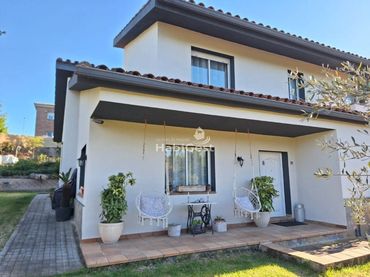 Casa amb jardí en venda a Carretera Santa Coloma de Farners a Aiguaviva