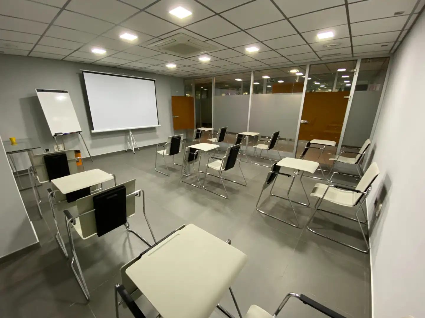 Büro zur Miete in Roquetas de Mar mit Klimaanlage, Heizung und Abstellraum