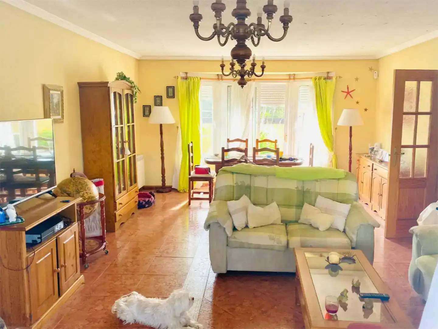 Sala d'estar de Casa o xalet en venda en Villa del Prado amb Jardí privat, Piscina i Balcó