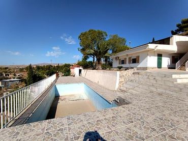 Detached house with pool for sale in Villamontes - Boqueres