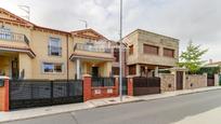 Vista exterior de Casa adosada en venda en Cabrerizos amb Calefacció, Jardí privat i Terrassa