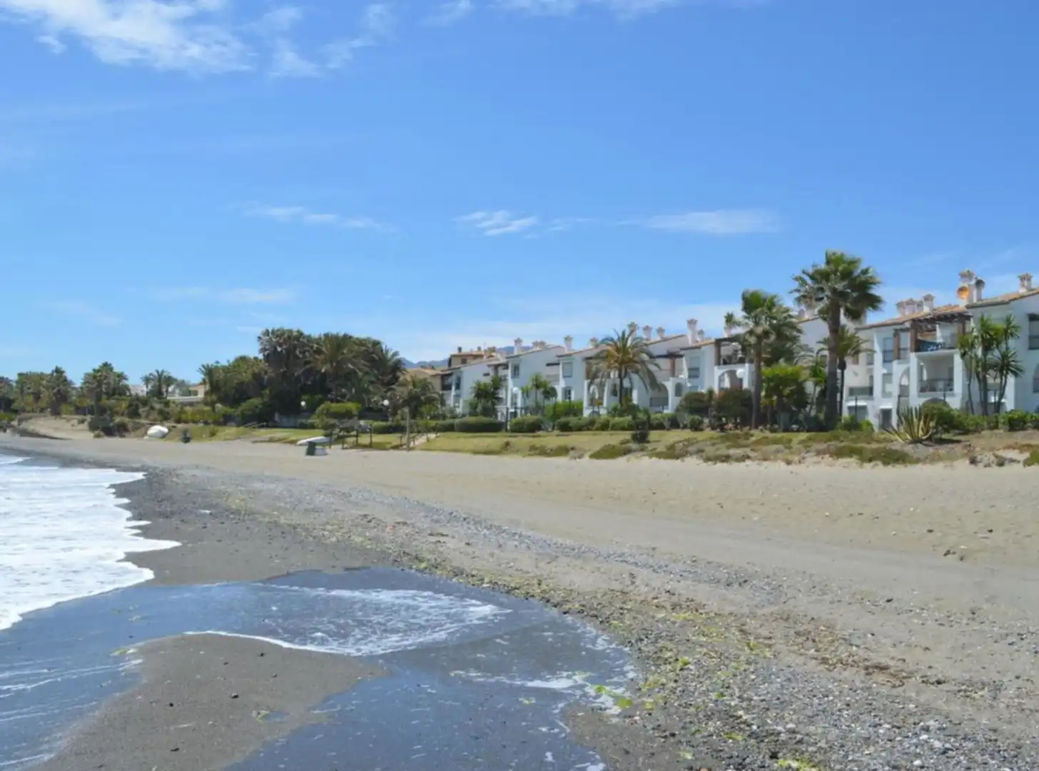 Vista exterior de Piso de alquiler en Estepona con Aire acondicionado, Terraza y Amueblado
