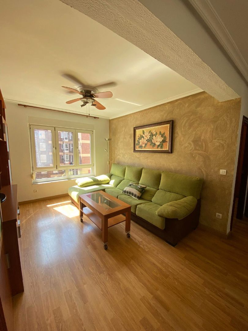 Sala d'estar de Pis en venda en Gijón  amb Calefacció, Parquet i Moblat