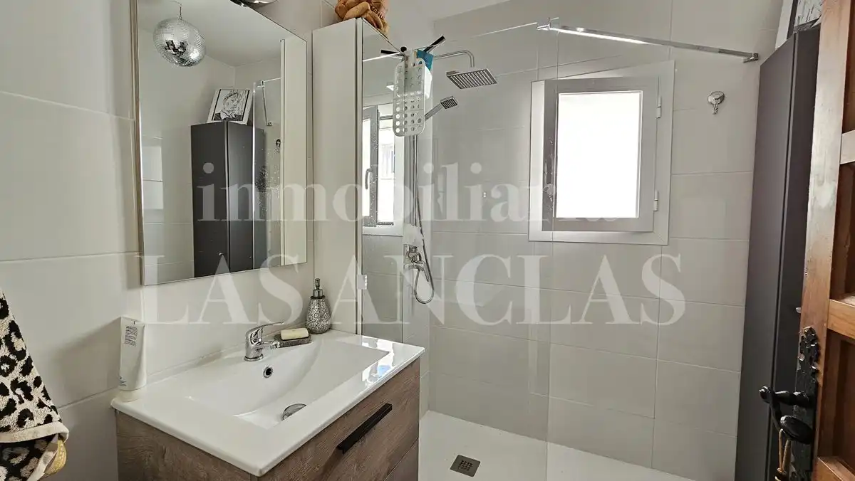 Baño de Casa adosada en venta en Santa Eulària des Riu con Aire acondicionado, Jardín privado y Terraza
