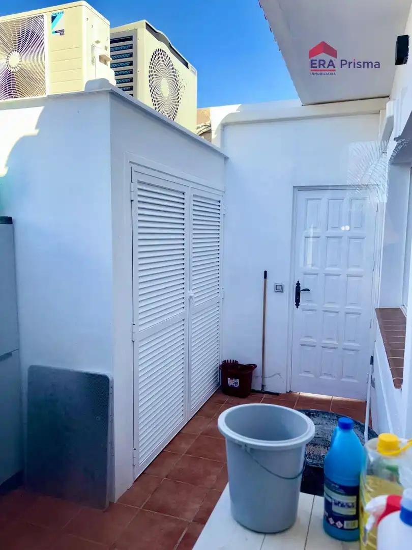 Vista exterior de Casa o xalet en venda en Arona amb Aire condicionat, Jardí privat i Terrassa