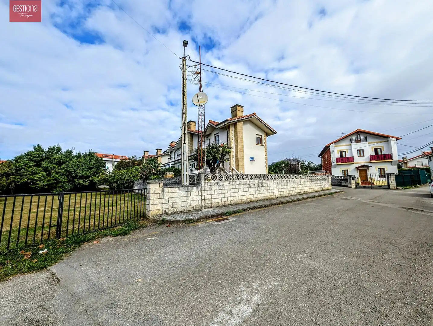 Vista exterior de Casa adosada en venda en Arnuero amb Calefacció, Jardí privat i Terrassa